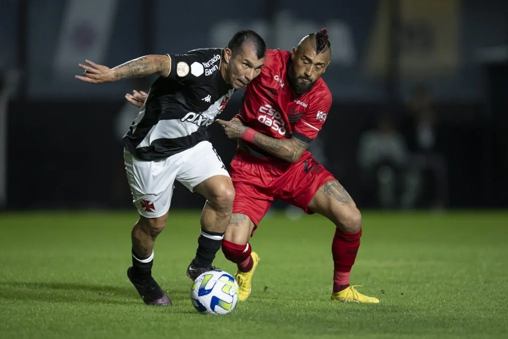 Medel y Vidal peleando un balón en un partido de la liga brasileña | FOTO: Photosport