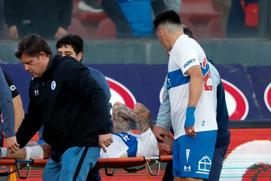 Eugenio Mena y su dura lesión en la UC | Foto: Photosport