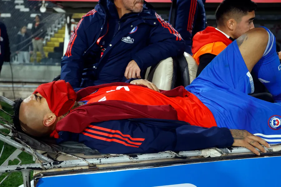 Vidal sufrió una grave lesión ante Colombia. | Foto: Photosport