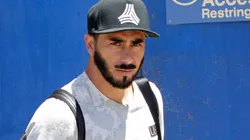 Johnny Herrera repasa a tres futbolistas de Colo Colo (Foto: Photosport)