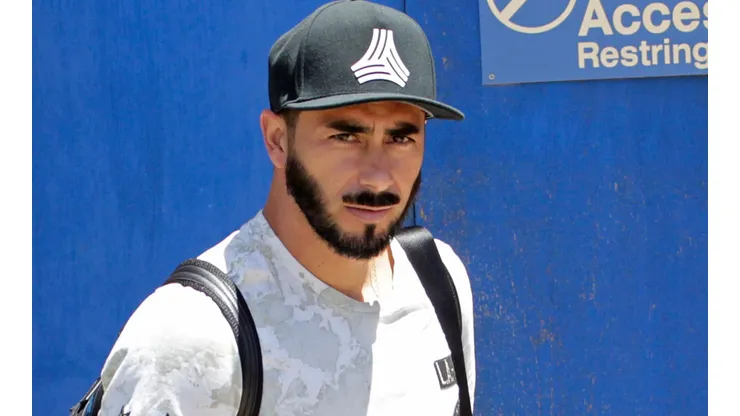 Johnny Herrera repasa a tres futbolistas de Colo Colo (Foto: Photosport)