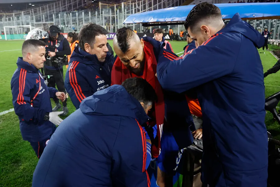 Vidal sufrió una durísima lesión frente a Colombia. | Foto: Photosport