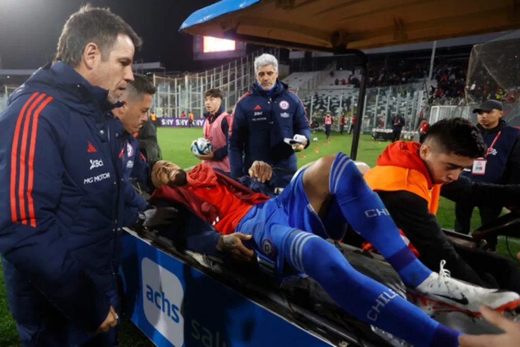 Vidal salió en camilla de la cancha del Monumental (Photosport)
