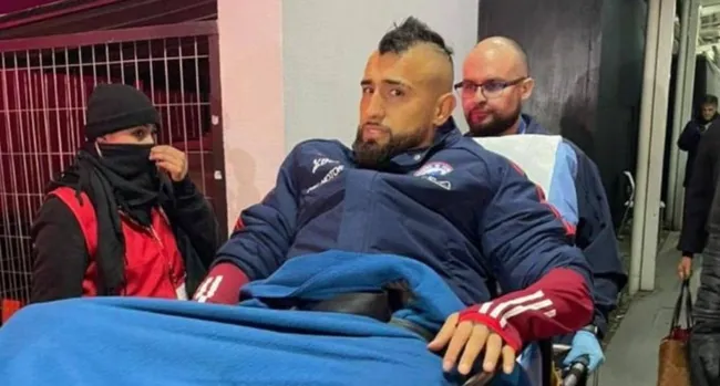 Vidal retirándose en camilla hacia una clínica de Santiago | Foto: Captura