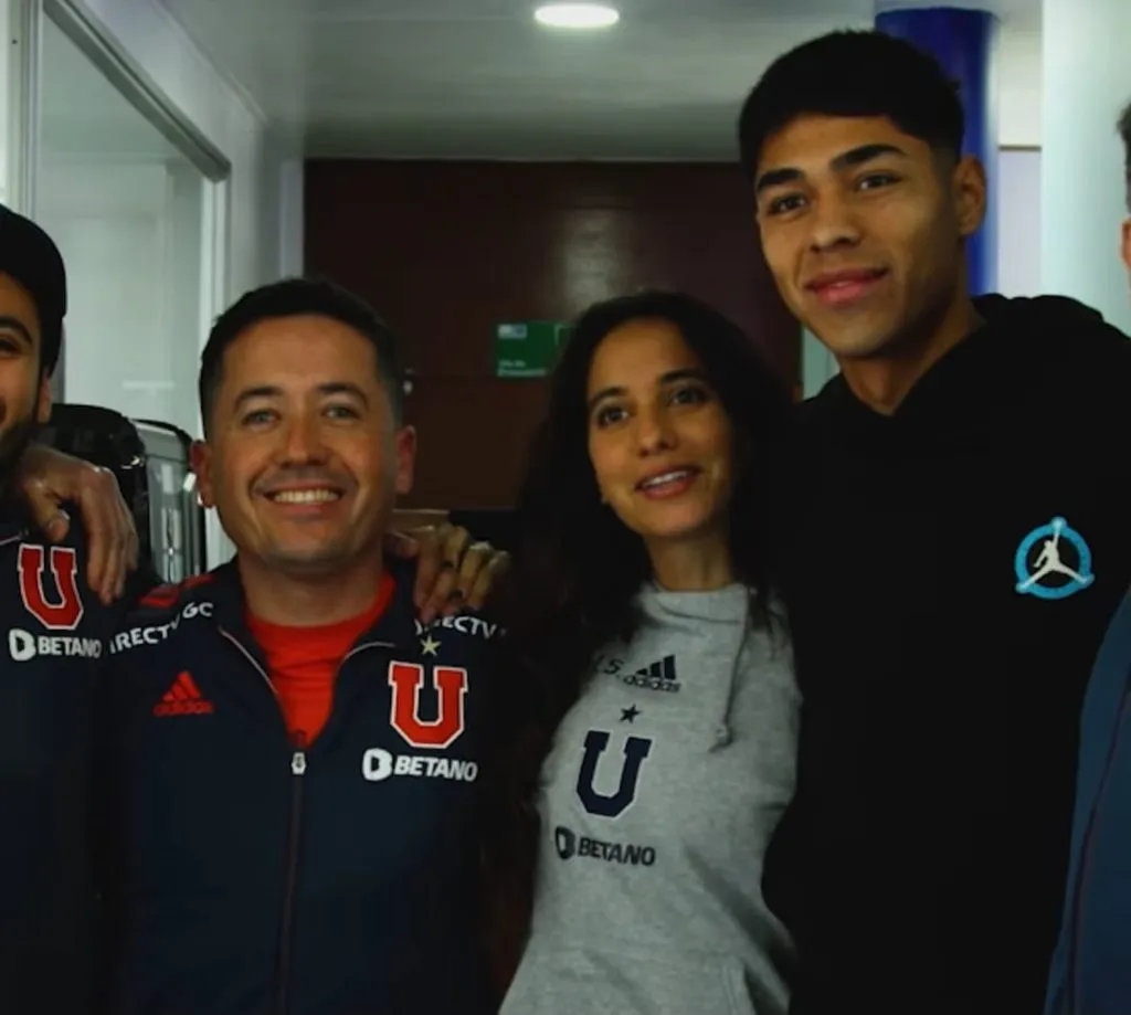 Osorio junto a funcionarios del club (Captura)