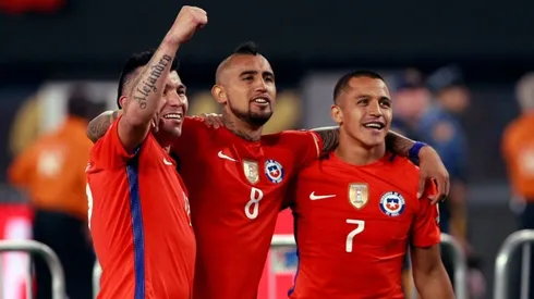 Famoso relator argentino se saca el sombrero con Medel, Sánchez y Vidal: "Estos guerreros pese a la edad dan la cara por Chile"