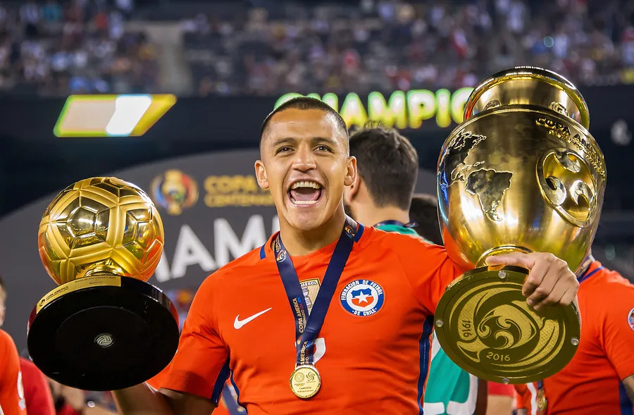 Sánchez y su segunda copa ante Argentina. | Foto: Photosport