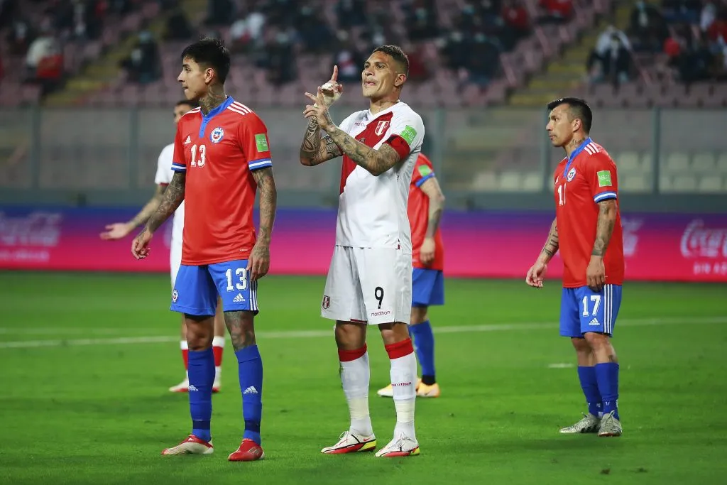 Paolo Guerrero pierde la calma antes del duelo ante Chile.