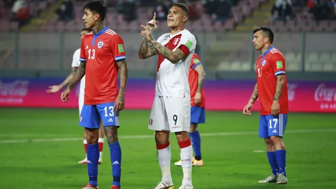 Paolo Guerrero pierde la calma antes del duelo ante Chile.