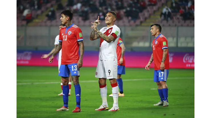 Paolo Guerrero pierde la calma antes del duelo ante Chile.