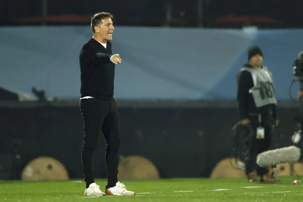 Berizzo mira de reojo una situación de último minuto | FOTO: Marcelo Hernandez/Photosport