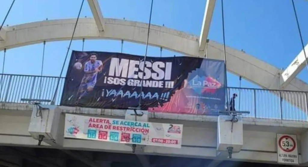 Lienzos como este dieron la bienvenida a Argentina en La Paz (Archivo)