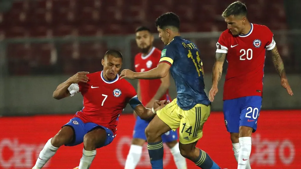 Chile enfrenta a Colombia en el estadio Monumental.