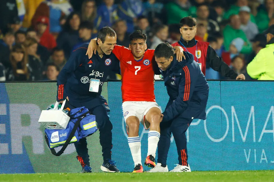 Núñez salió lesionado del partido ante Uruguay | Foto: Photosport