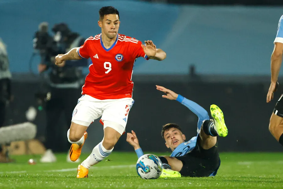 Hevia mantiene a Aravena en el once titular. | Foto: Photosport