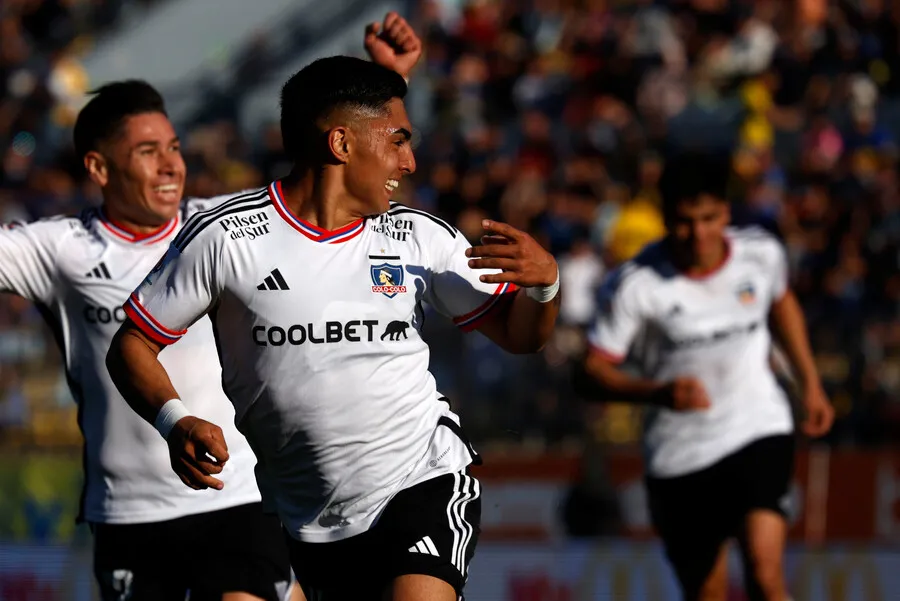 Gary Medel aconsejó a Jordhy Thompson. | Foto: Photosport
