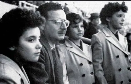 Allende junto a sus hijas Carmen, Beatriz e Isabel (Archivo)