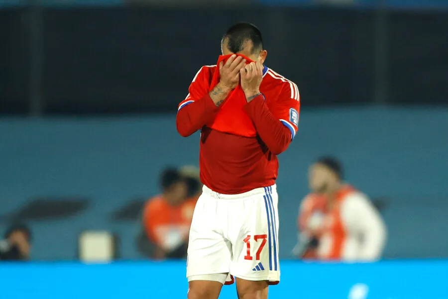 Gary y La Roja no estuvieron a la altura frente a Uruguay. | Foto: Photosport