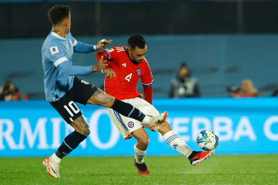 Galdames sale al rescate de Gabriel Suazo. | Foto: Photosport