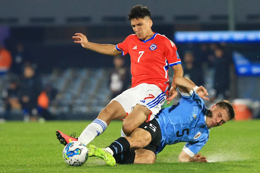 Núñez salió adolorido frente a Uruguay. | Foto: Photosport