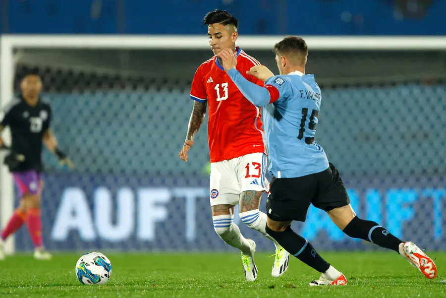 Pulgar tuvo un partido para el olvido ante Uruguay. | Foto: Photosport