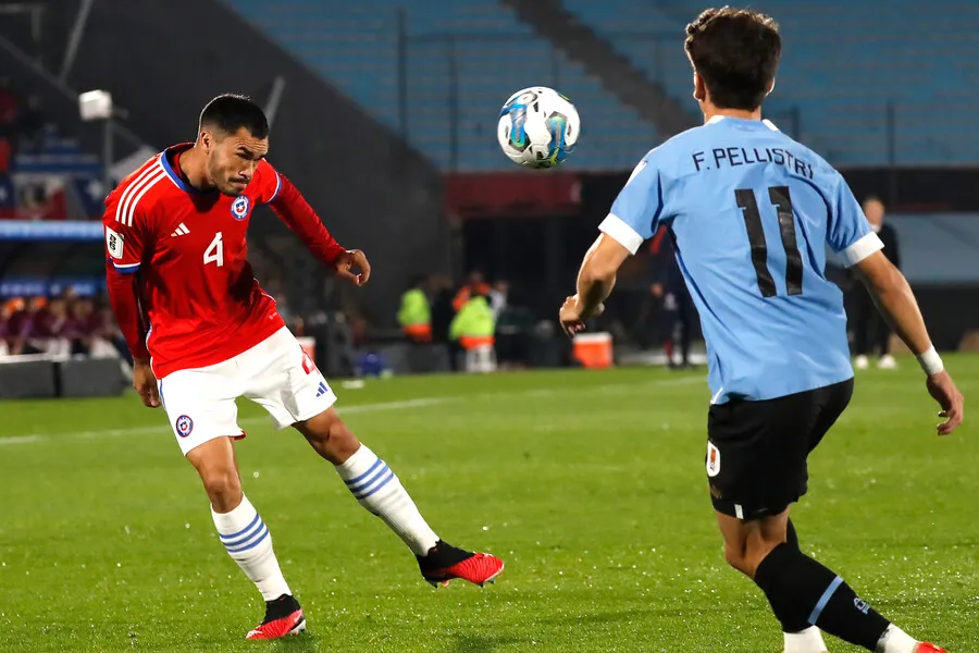 Suazo la pasó mal en Uruguay. | Foto: Photosport