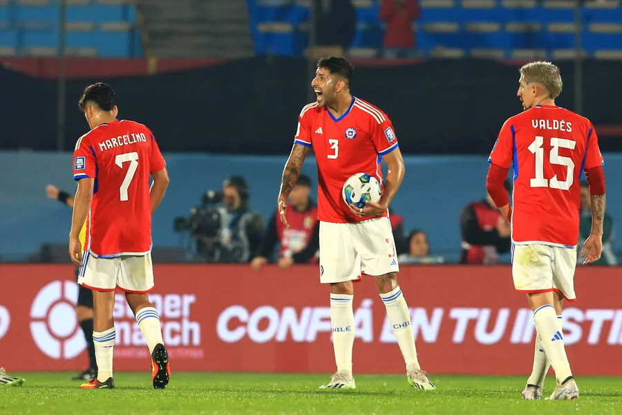 Maripán no tuvo su mejor noche ante Uruguay. | Foto: Photosport