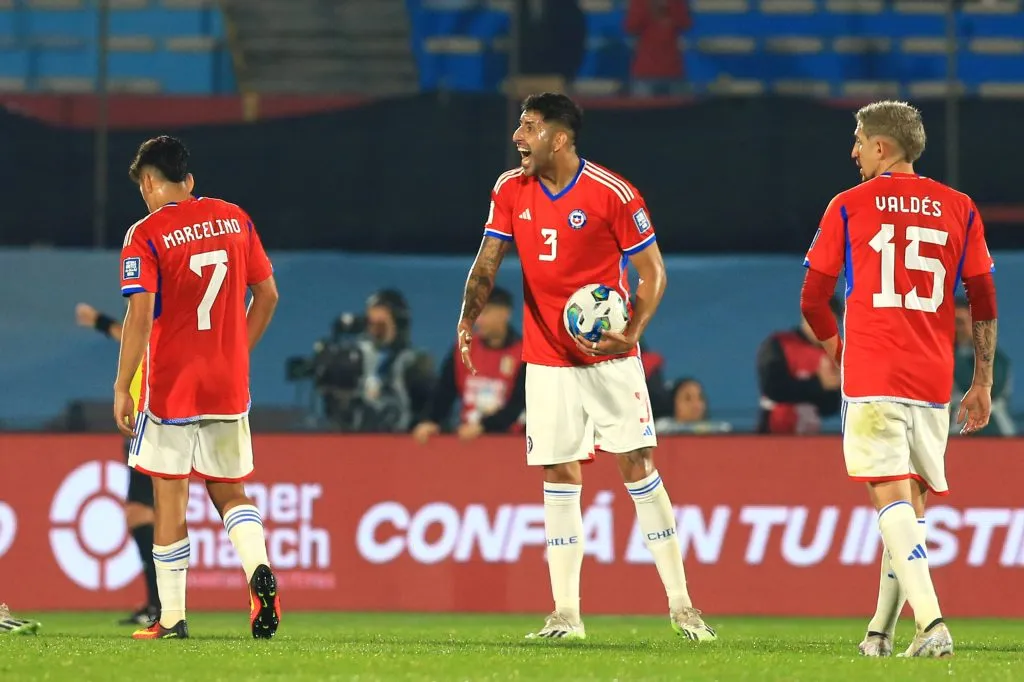 Leonel Herrera reprueba a Guillermo Maripán en La Roja (Foto: Photosport)