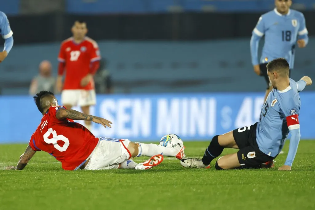 Desde su entrada al terreno de juego, Vidal luchó cada balón dividido con los charrúas | FOTO: Marcelo Hernandez/Photosport