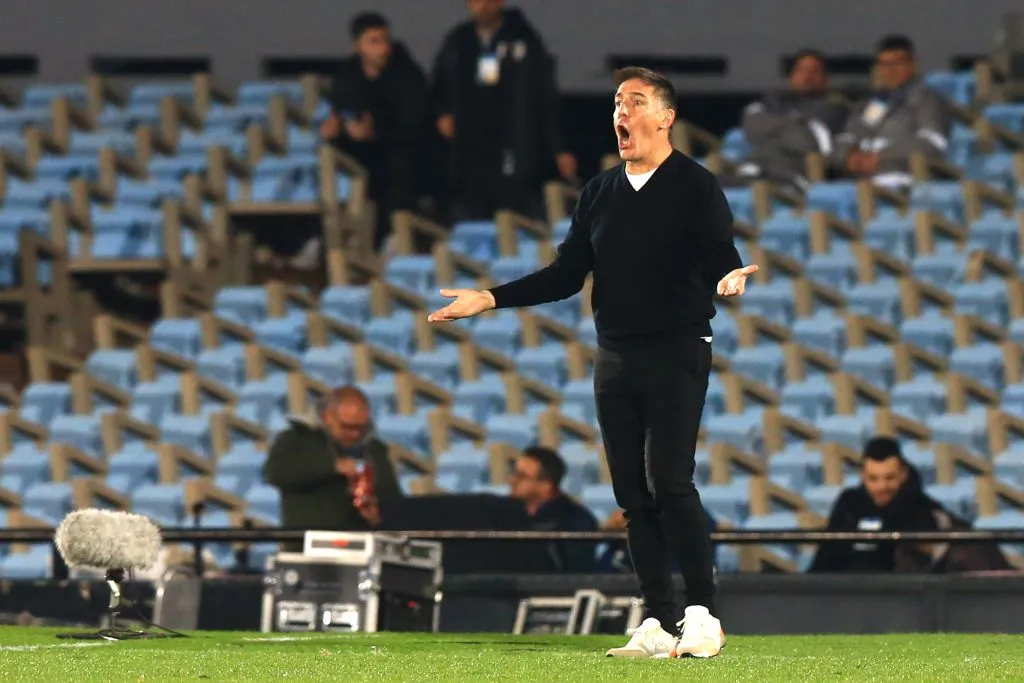 Futbol, Uruguay vs Chile.
Eliminatorias mundial 2026. 
El entrenador de Chile Eduardo Berizzo, dirige durante el partido contra Uruguay por las clasificatorias al mundial 2026 en el estadio Centenario.
Montevideo, Uruguay. 
08/09/2023 
Javier Valdes/Photosport


Football, Uruguay vs Chile
World Cup 2026, qualifying match. 
Chile’s head coach Eduardo Berizzo, gestures during 2026 World Cup qualifying football match against Uruguay at Centenario stadium in Montevideo, Uruguay. 
08/09/2023
Javier Valdes/Photosport