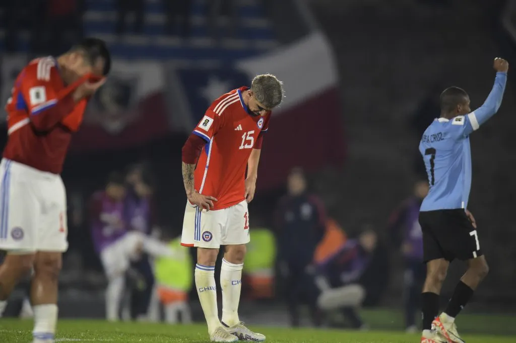 Los jugadores nacionales se retiraron cabizbajos de el estadio Centenario | FOTO: Dante Fernandez/Photosport
