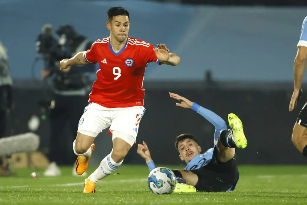 Alexander Aravena fue titular en la derrota de Chile por 3-1 ante Uruguay