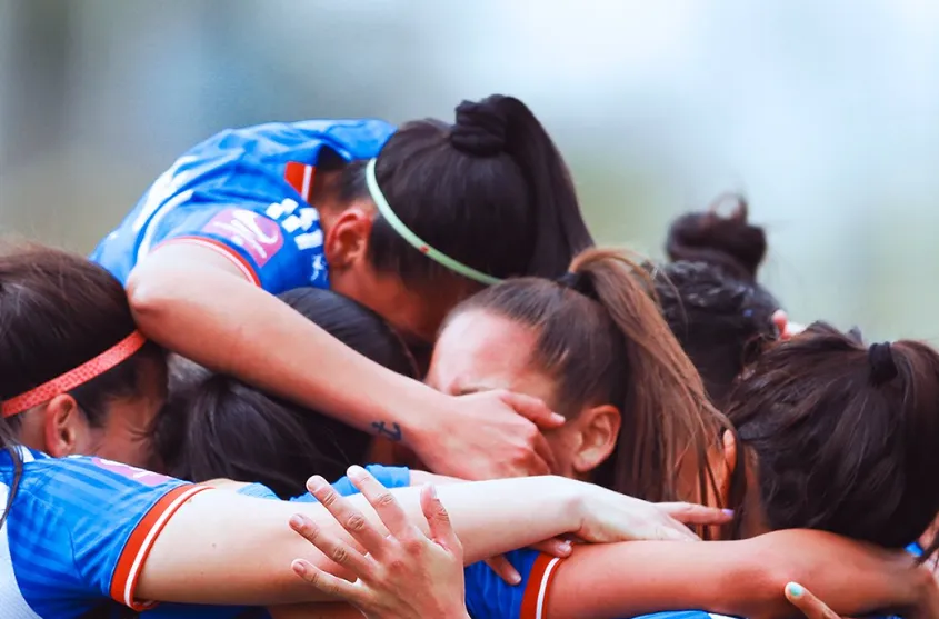 Las jugadoras de la U celebrando el gol de Caniguán | FOTO: Universidad de Chile Twitter