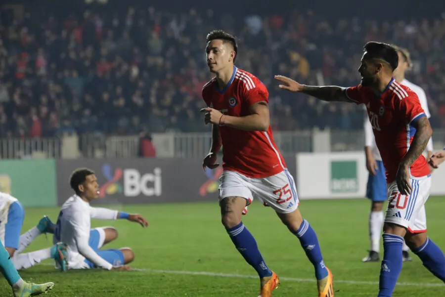 Echeverría suma bonos para Eduardo Berizzo. | Foto: Photosport