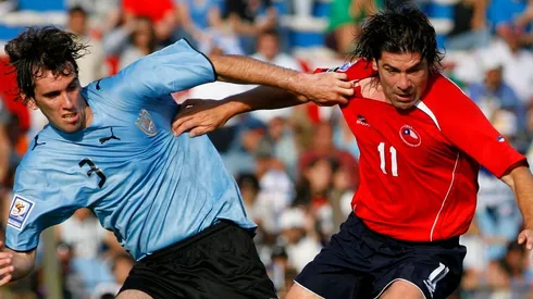 Salas siendo marcado por Godín en un partido de las Eliminatorias Sudamericanas.