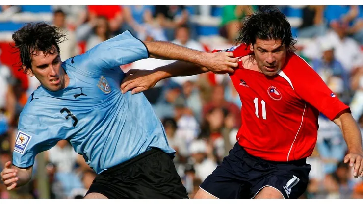 Salas siendo marcado por Godín en un partido de las Eliminatorias Sudamericanas.