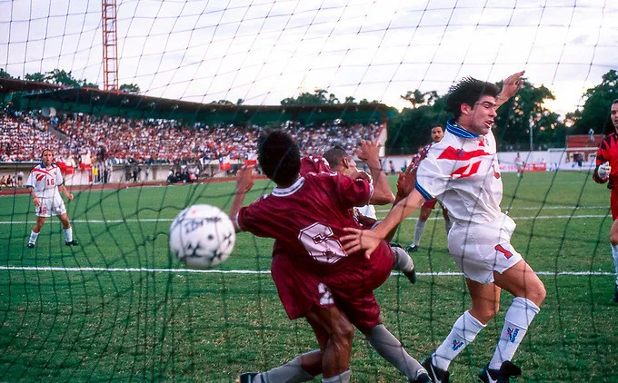 Marcelo Salas conecta en un gol que sería anulado (Archivo)