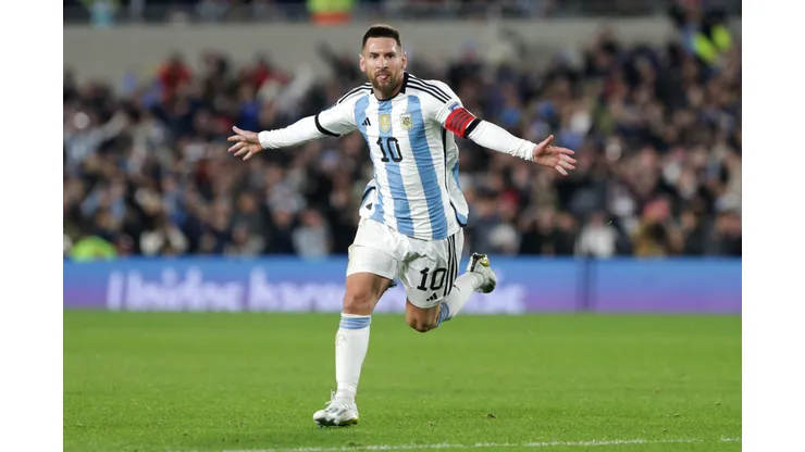 Àlvaro Morales le vuelve a pegar a Lionel Messi