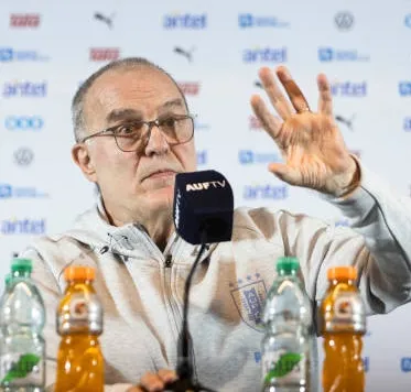 Bielsa se llena de cuestionamientos en la antesala del debut de Uruguay ante Chile (Getty Images)