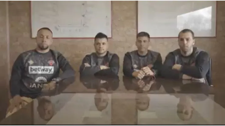Jugadores de Ñublense respaldan a Lorenzo Reyes
