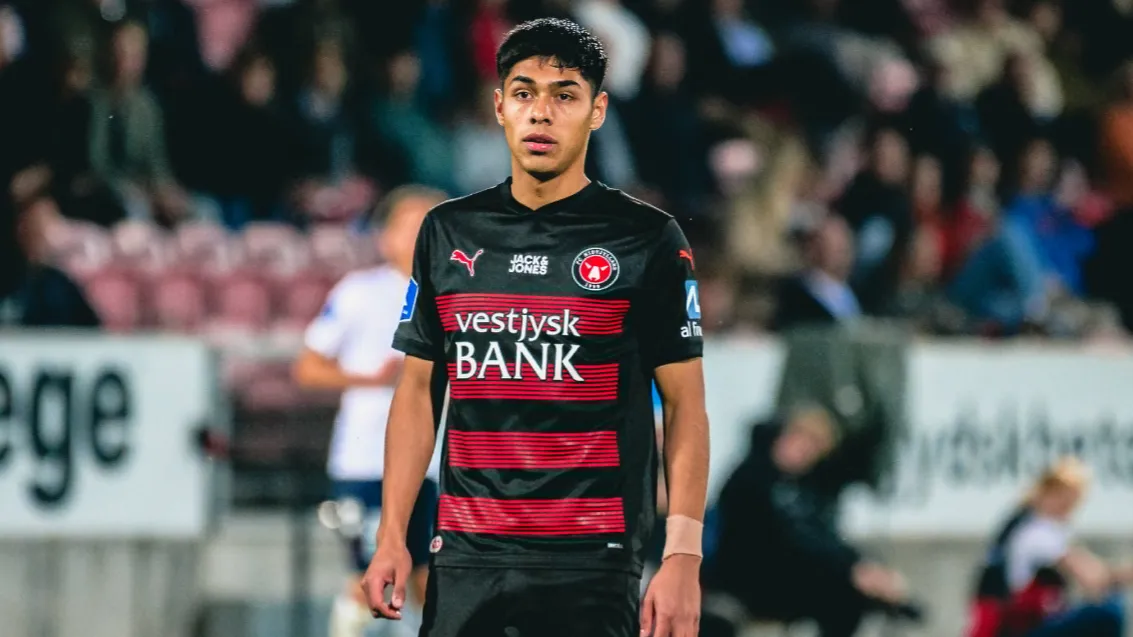 Osorio vistiendo la camiseta de su nuevo equipo en Europa | FOTO: Twitter FC Midtjylland