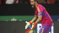 Óscar Wirth molesto con Claudio Bravo por el trato a Rafael Olarra