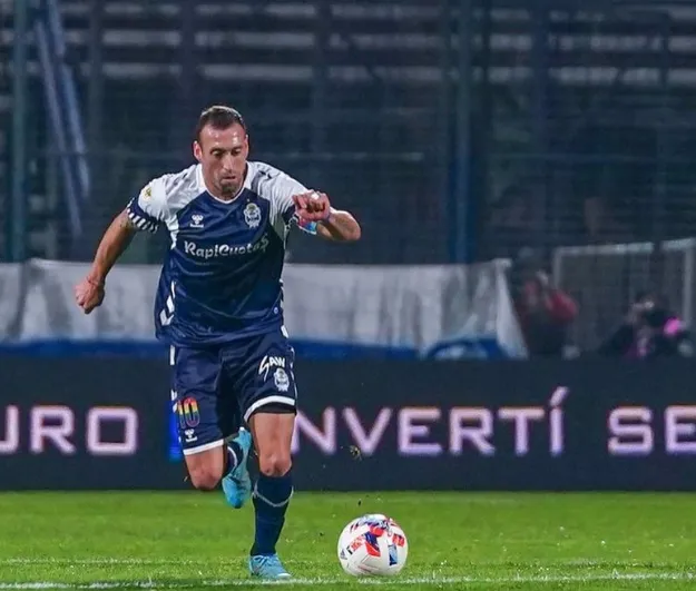 Alemán vistiendo la camiseta de Gimnasia y Esgrima de La Plata | Foto: Instagram