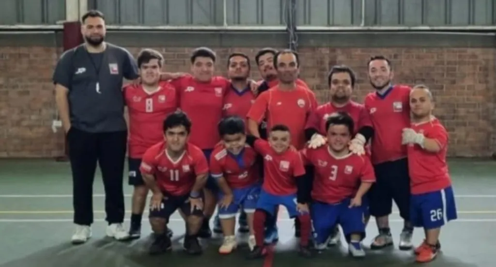 Miguelito junto al equipo de la Roja de Talla Baja | Foto: Instagram