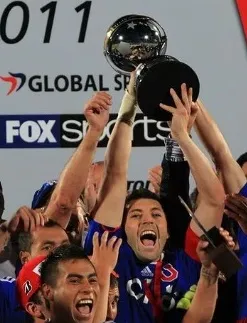 Pepe Rojas alzando la Copa Sudamericana en 2011 (Archivo)