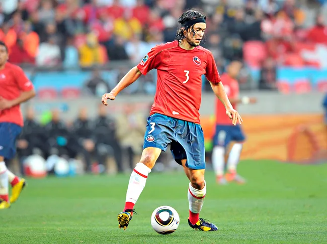 Ponce disputando la Copa Mundial de Fútbol de 2010 con la Roja | FOTO: ANFP