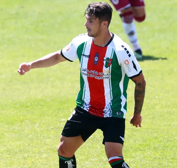 Solabarrieta vistiendo la camiseta del conjunto árabe | FOTO: Instagram