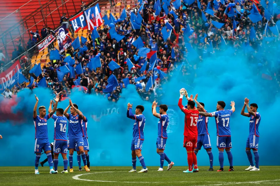 Las cámaras de TNT captaron a jugadores celebrando tras el empate. | Foto: Photosport