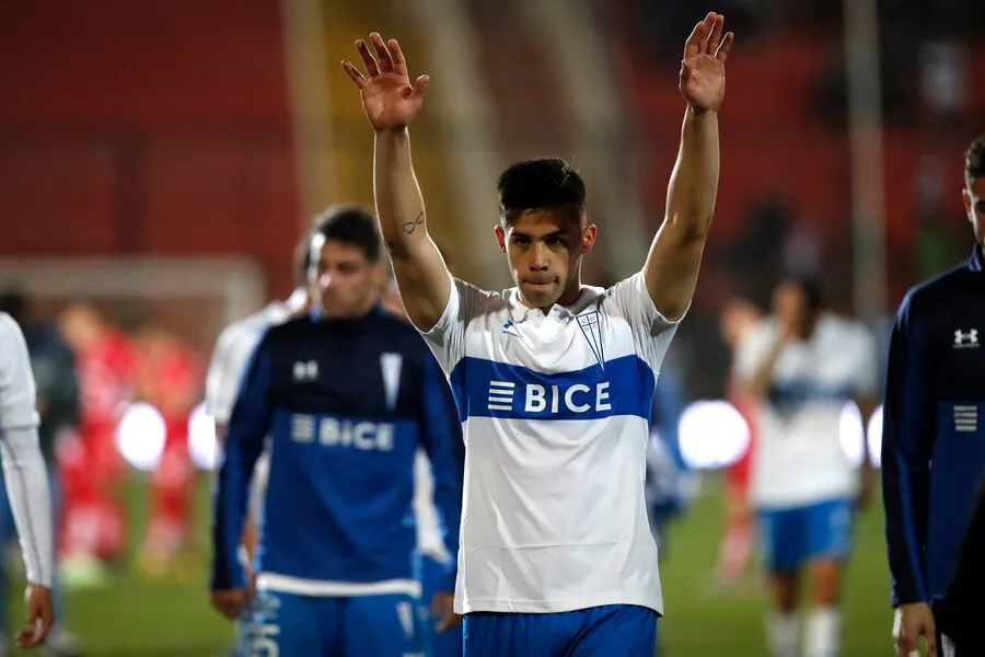 Aravena sufre con el informe arbitral. | Foto: Photosport