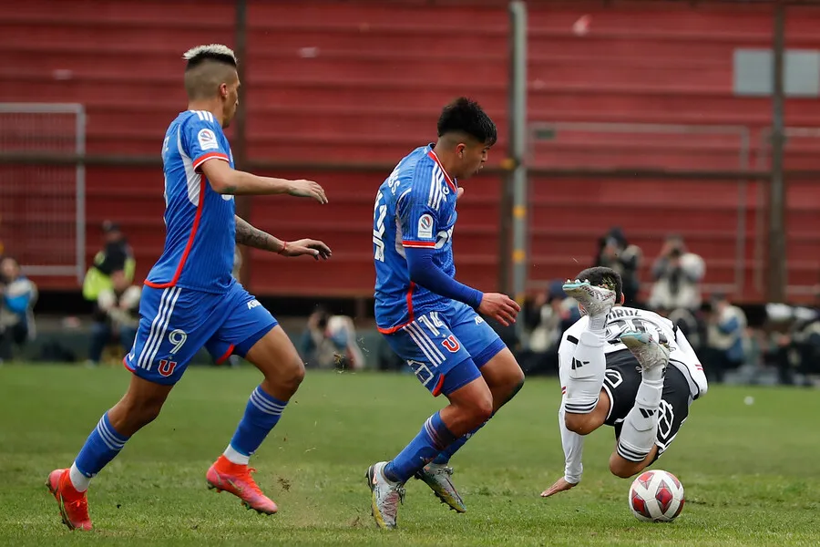 Marcelo Morales pegó una descalificadora patada a Alexander Oroz. | Foto: Photosport